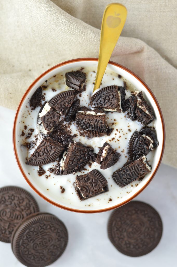 Quick and easy Cookies and Cream Oatmeal recipe. A decadent breakfast idea that tastes like dessert. Topped with Oreo cookies and yogurt.