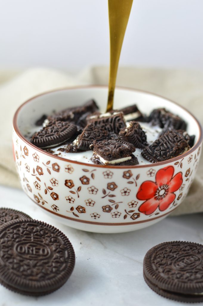 Quick and easy Cookies and Cream Oatmeal recipe. A decadent breakfast idea that tastes like dessert. Topped with Oreo cookies and yogurt.