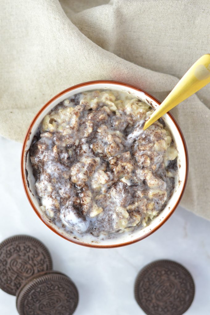 Quick and easy Cookies and Cream Oatmeal recipe. A decadent breakfast idea that tastes like dessert. Topped with Oreo cookies and yogurt.