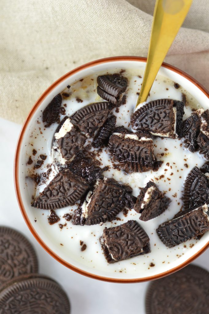 Quick and easy Cookies and Cream Oatmeal recipe. A decadent breakfast idea that tastes like dessert. Topped with Oreo cookies and yogurt.