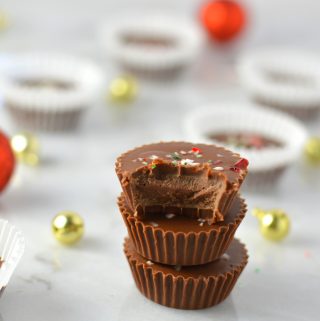 Easy Peppermint Nutella Cups recipe. Made with crushed candy canes and 3 other ingredients, these are the perfect last minute dessert idea.