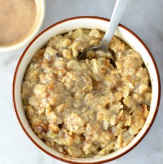 Easy Snickerdoodle Oatmeal recipe. Tastes just like your favourite cookie, this makes the perfect quick and simple breakfast idea.