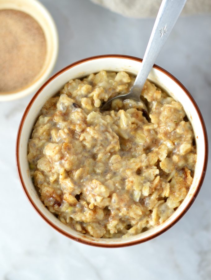 Easy Snickerdoodle Oatmeal recipe. Tastes just like your favourite cookie, this makes the perfect quick and simple breakfast idea.