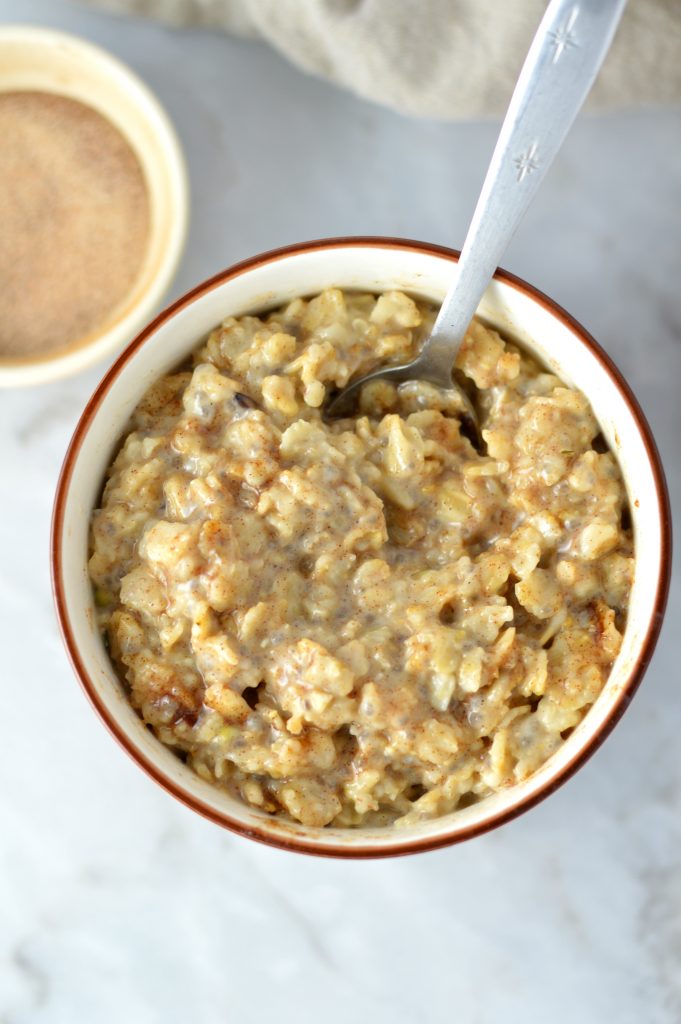 Easy Snickerdoodle Oatmeal recipe. Tastes just like your favourite cookie, this makes the perfect quick and simple breakfast idea.