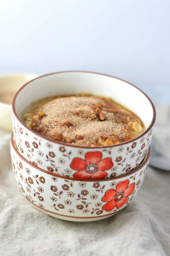 Easy Snickerdoodle Oatmeal recipe. Tastes just like your favourite cookie, this makes the perfect quick and simple breakfast idea.