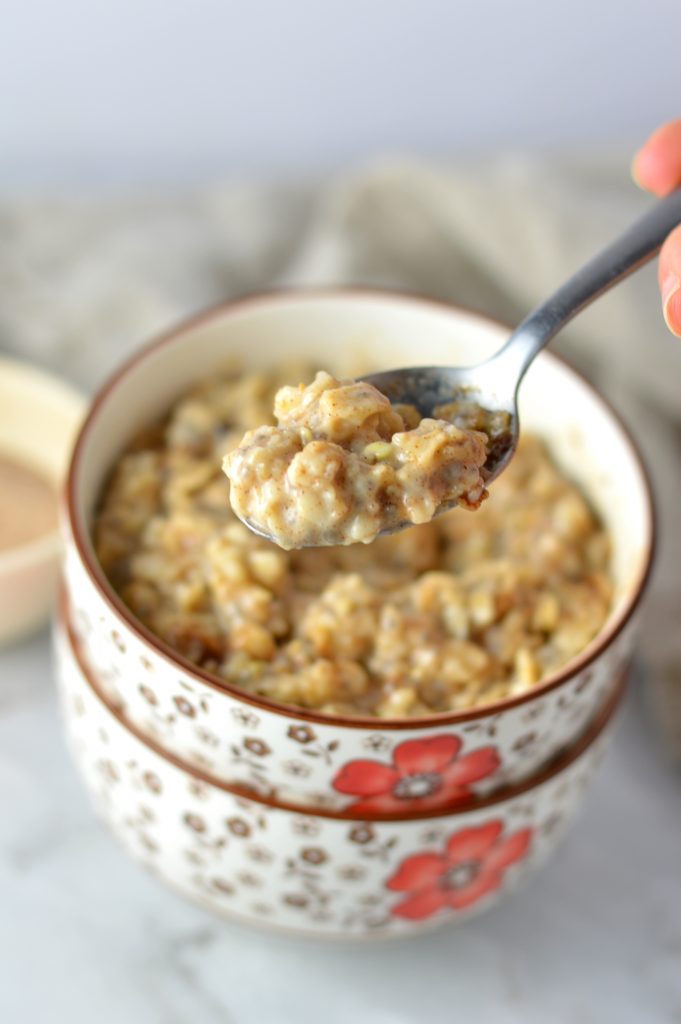 Easy Snickerdoodle Oatmeal recipe. Tastes just like your favourite cookie, this makes the perfect quick and simple breakfast idea.