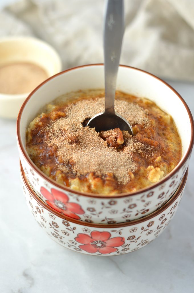 Easy Snickerdoodle Oatmeal recipe. Tastes just like your favourite cookie, this makes the perfect quick and simple breakfast idea.