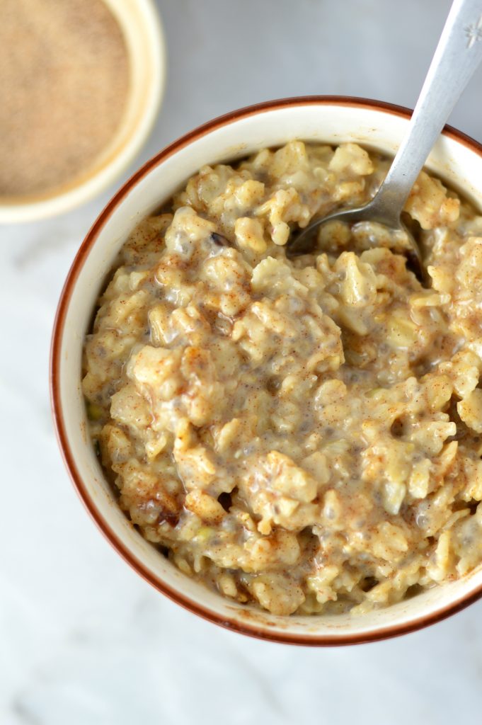 Easy Snickerdoodle Oatmeal recipe. Tastes just like your favourite cookie, this makes the perfect quick and simple breakfast idea.