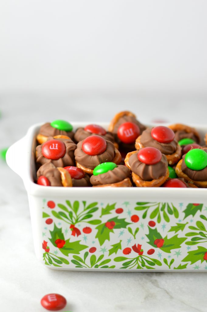 Easy Christmas Chocolate Pretzel Bites recipe. Made with only 3 ingredients, this is the perfect last minute dessert idea for the holidays.