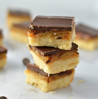 Easy Millionaire Bars recipe. Shortbread base, caramel like filling and chocolate topping, what more do you want in a dessert?