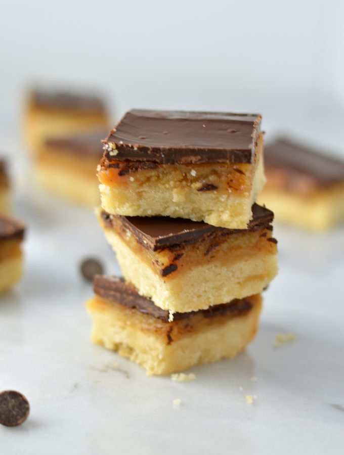 Easy Millionaire Bars recipe. Shortbread base, caramel like filling and chocolate topping, what more do you want in a dessert?