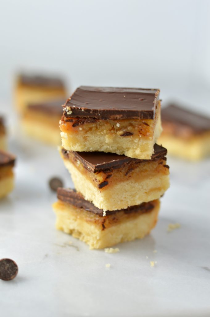 Easy Millionaire Bars recipe. Shortbread base, caramel like filling and chocolate topping, what more do you want in a dessert?