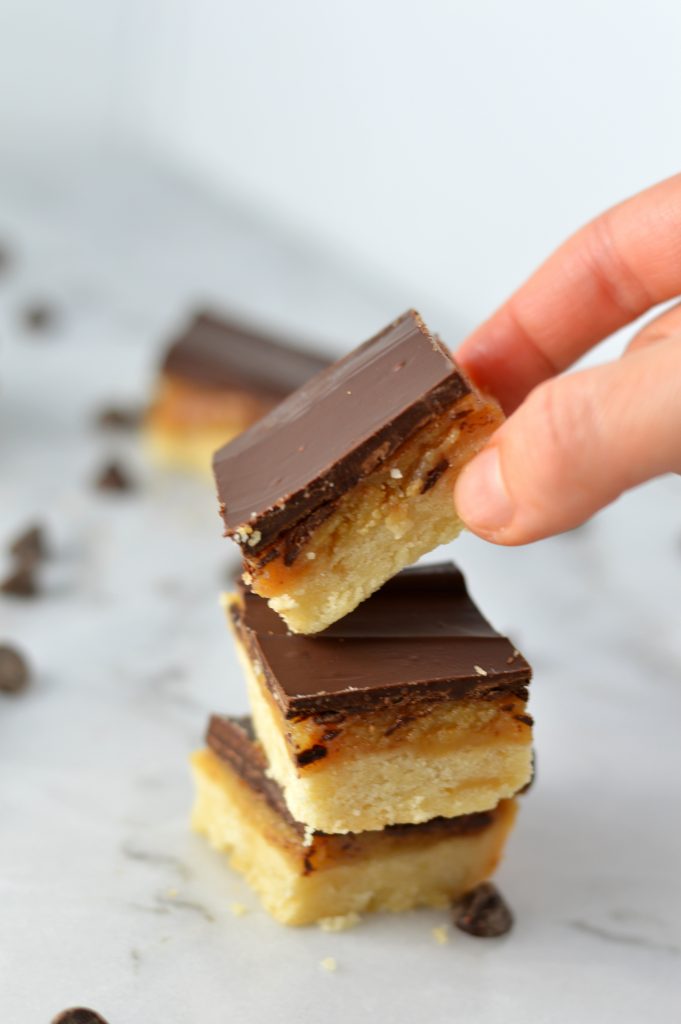 Easy Millionaire Bars recipe. Shortbread base, caramel like filling and chocolate topping, what more do you want in a dessert?