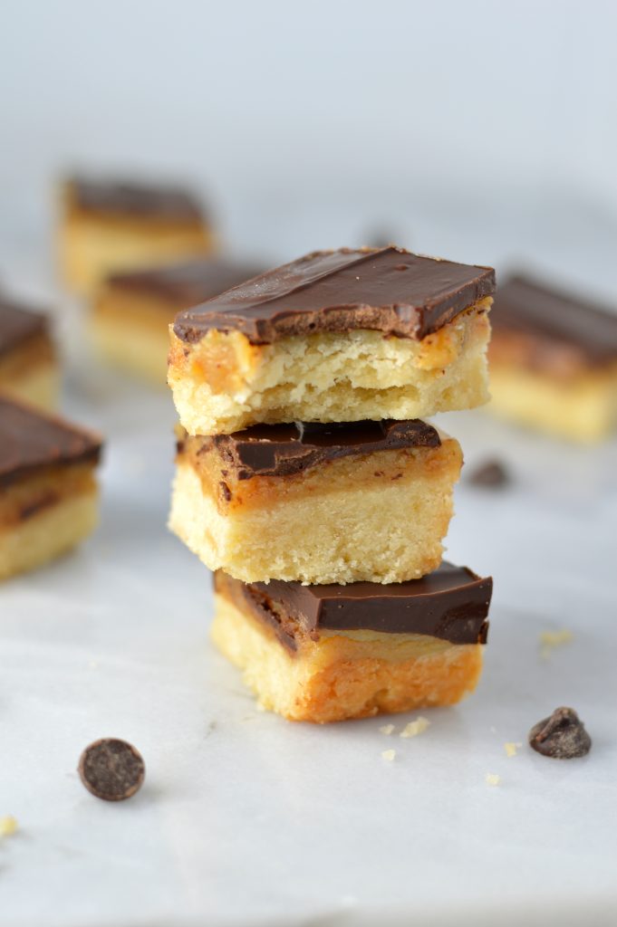 Easy Millionaire Bars recipe. Shortbread base, caramel like filling and chocolate topping, what more do you want in a dessert?