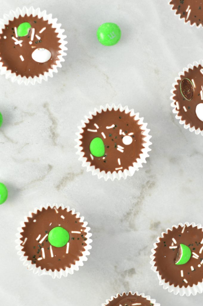 Easy St Patrick's Day Nutella Cups recipe. Made with only 4 ingredients, this makes the perfect last minute dessert idea for St Patty's Day.