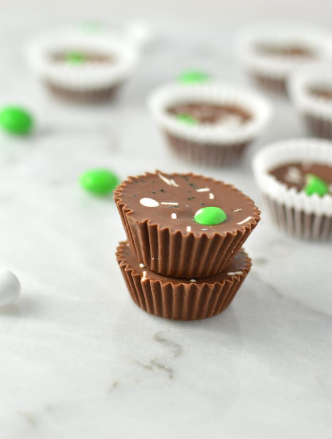 Easy St Patrick's Day Nutella Cups recipe. Made with only 4 ingredients, this makes the perfect last minute dessert idea for St Patty's Day.