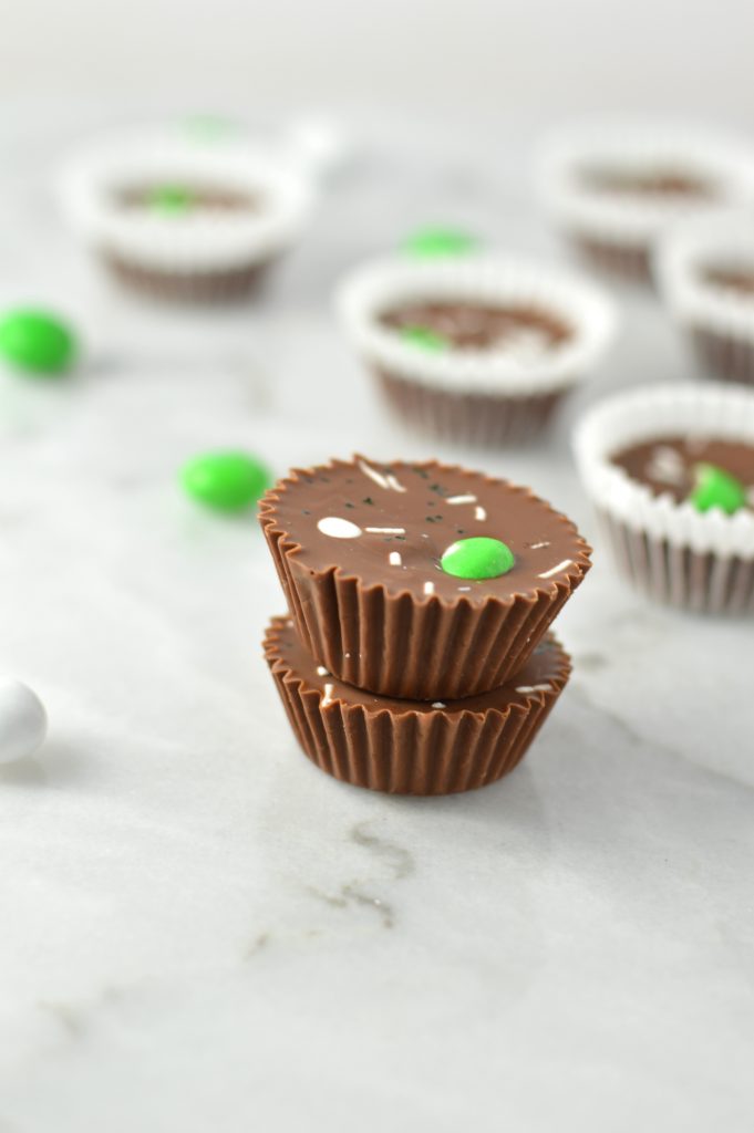 Easy St Patrick's Day Nutella Cups recipe. Made with only 4 ingredients, this makes the perfect last minute dessert idea for St Patty's Day.